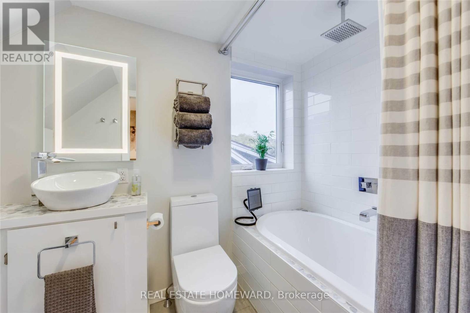 Upper - 185 Strathmore Boulevard, Toronto, Ontario M4J 1P4 - Photo 15 - E13529040