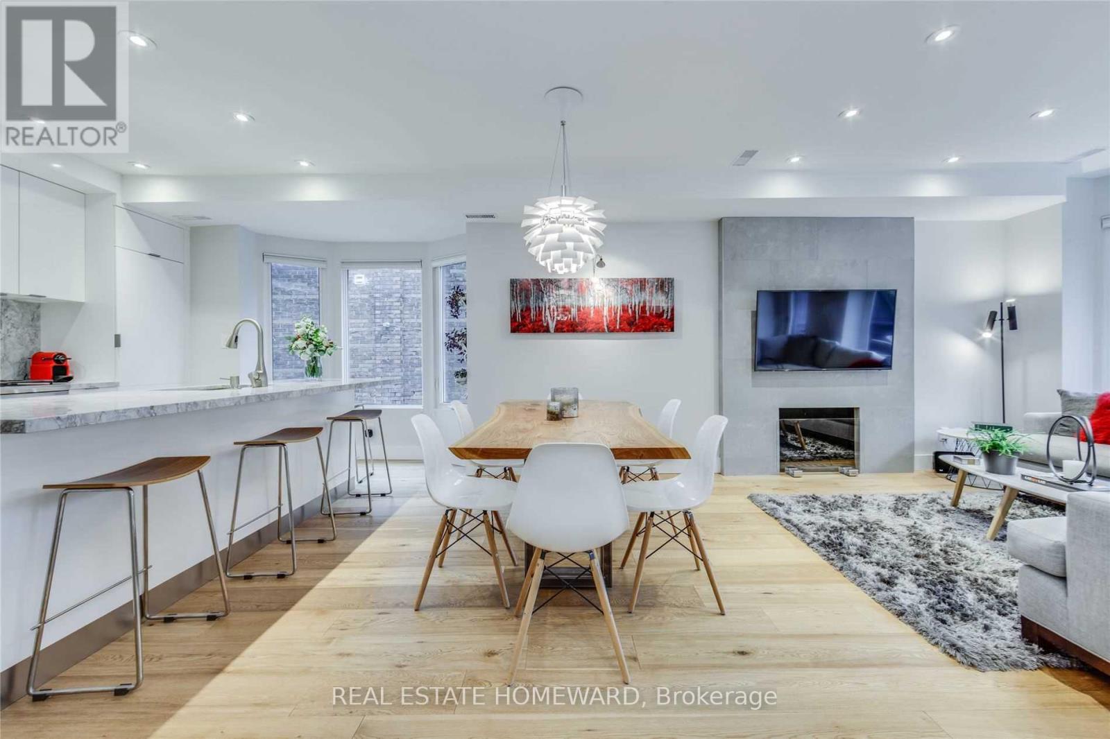 Upper - 185 Strathmore Boulevard, Toronto, Ontario M4J 1P4 - Photo 2 - E13529040