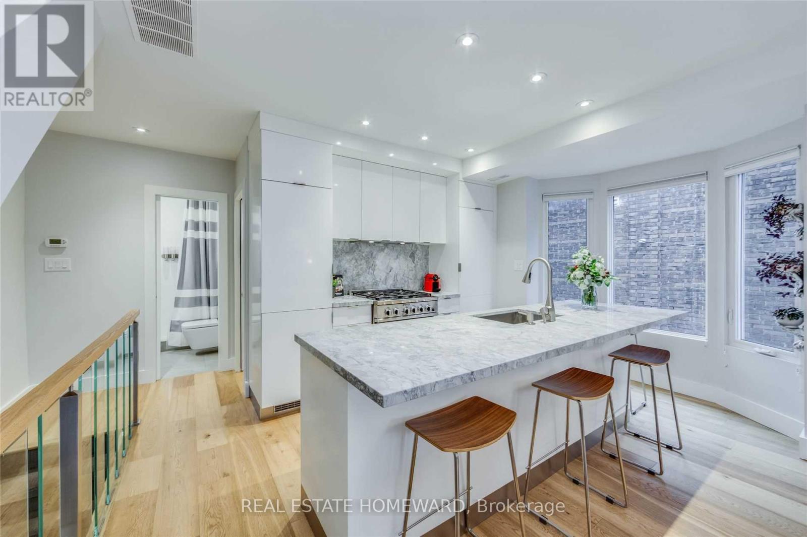 Upper - 185 Strathmore Boulevard, Toronto, Ontario M4J 1P4 - Photo 3 - E13529040