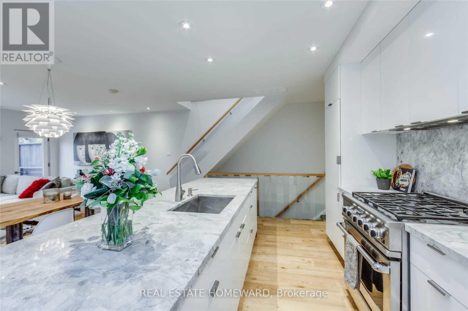 Upper - 185 Strathmore Boulevard, Toronto, Ontario M4J 1P4 - Photo 4 - E13529040