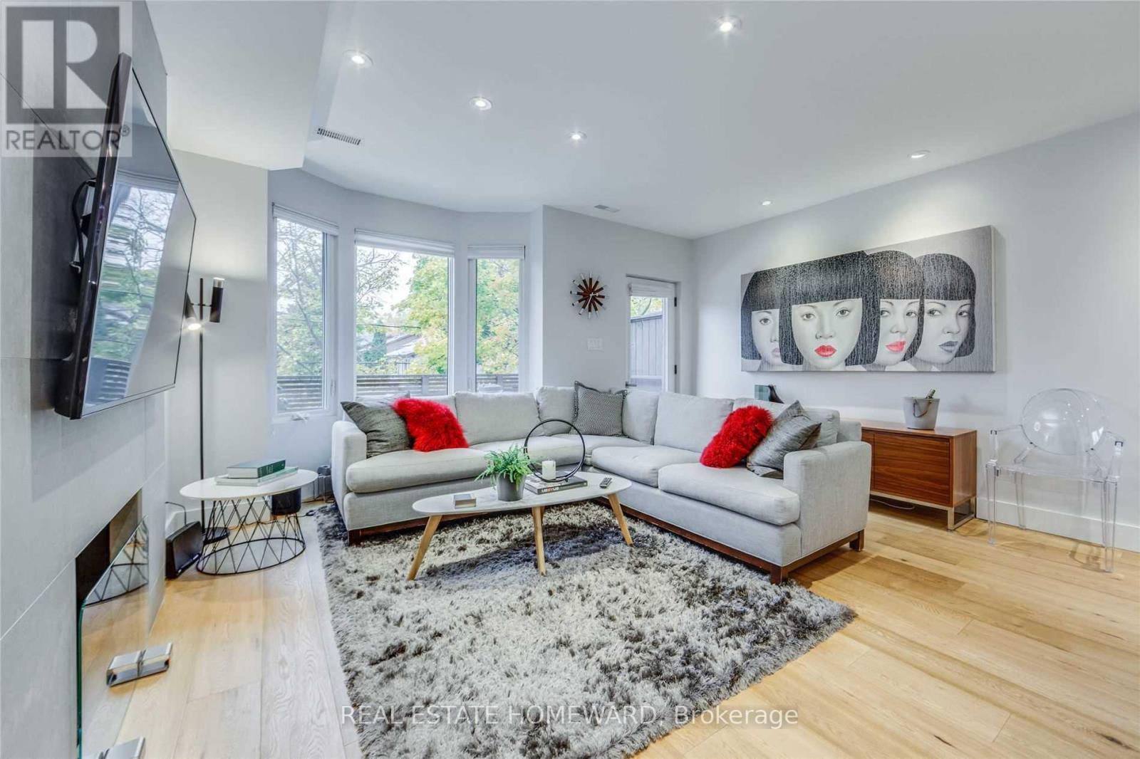 Upper - 185 Strathmore Boulevard, Toronto, Ontario M4J 1P4 - Photo 5 - E13529040