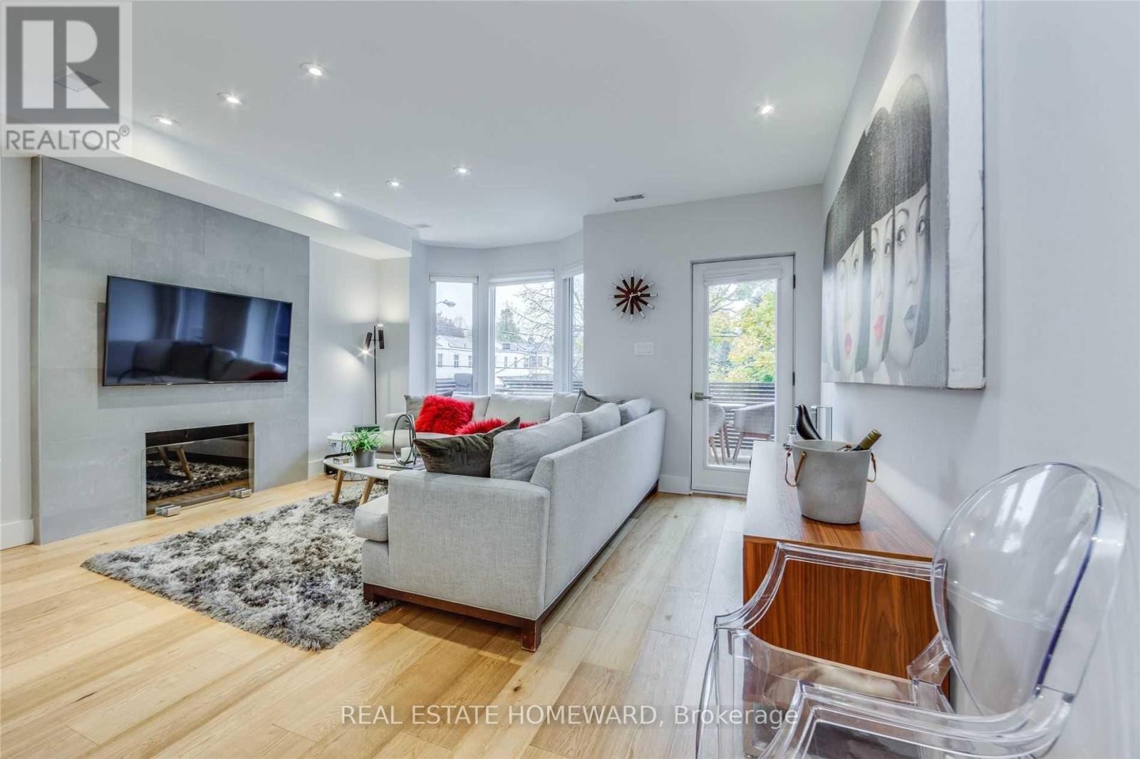 Upper - 185 Strathmore Boulevard, Toronto, Ontario M4J 1P4 - Photo 6 - E13529040