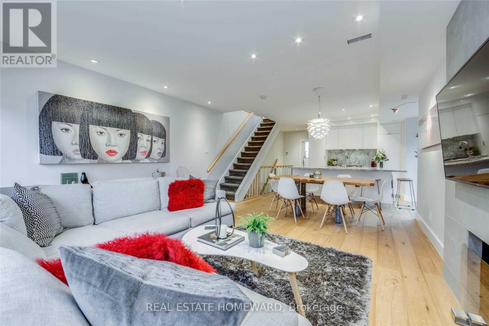 Upper - 185 Strathmore Boulevard, Toronto, Ontario M4J 1P4 - Photo 8 - E13529040