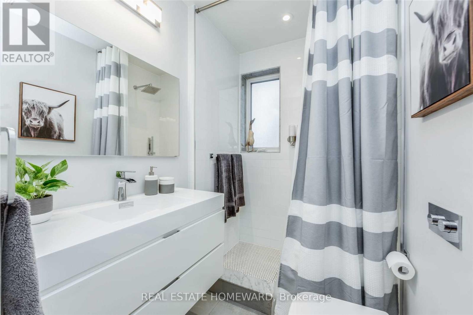 Upper - 185 Strathmore Boulevard, Toronto, Ontario M4J 1P4 - Photo 9 - E13529040