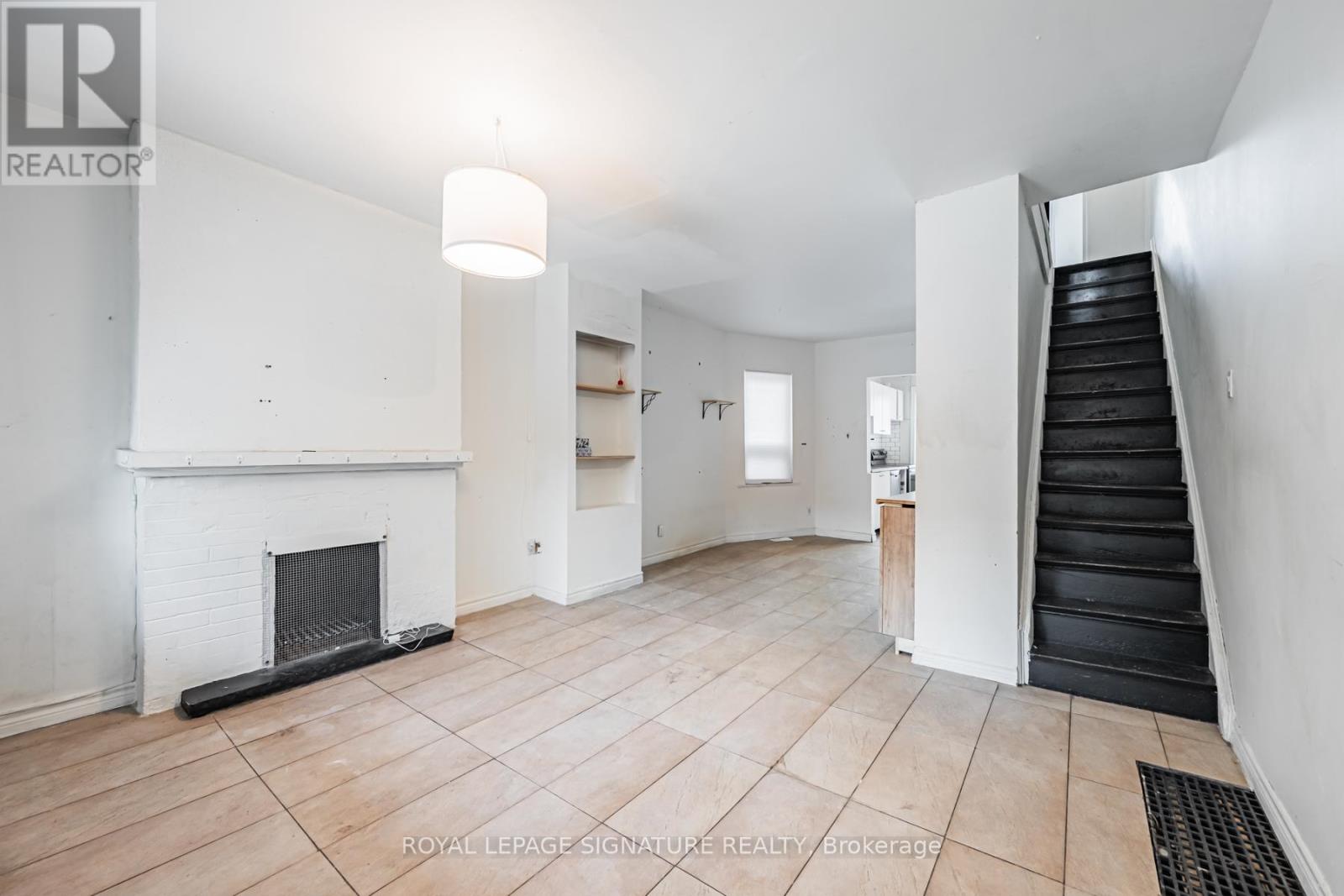 573 Coxwell Avenue, Toronto, Ontario M4C 3B5 - Photo 3 - E13529116