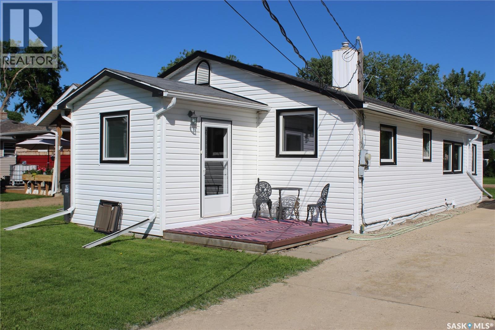 213 Westman Street, Midale, Saskatchewan  S0C 1S0 - Photo 2 - SK041637
