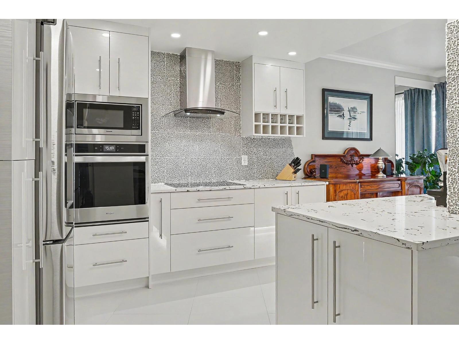 208 1765 Martin Drive, Surrey, British Columbia  V4A 9T6 - Photo 2 - R3142798