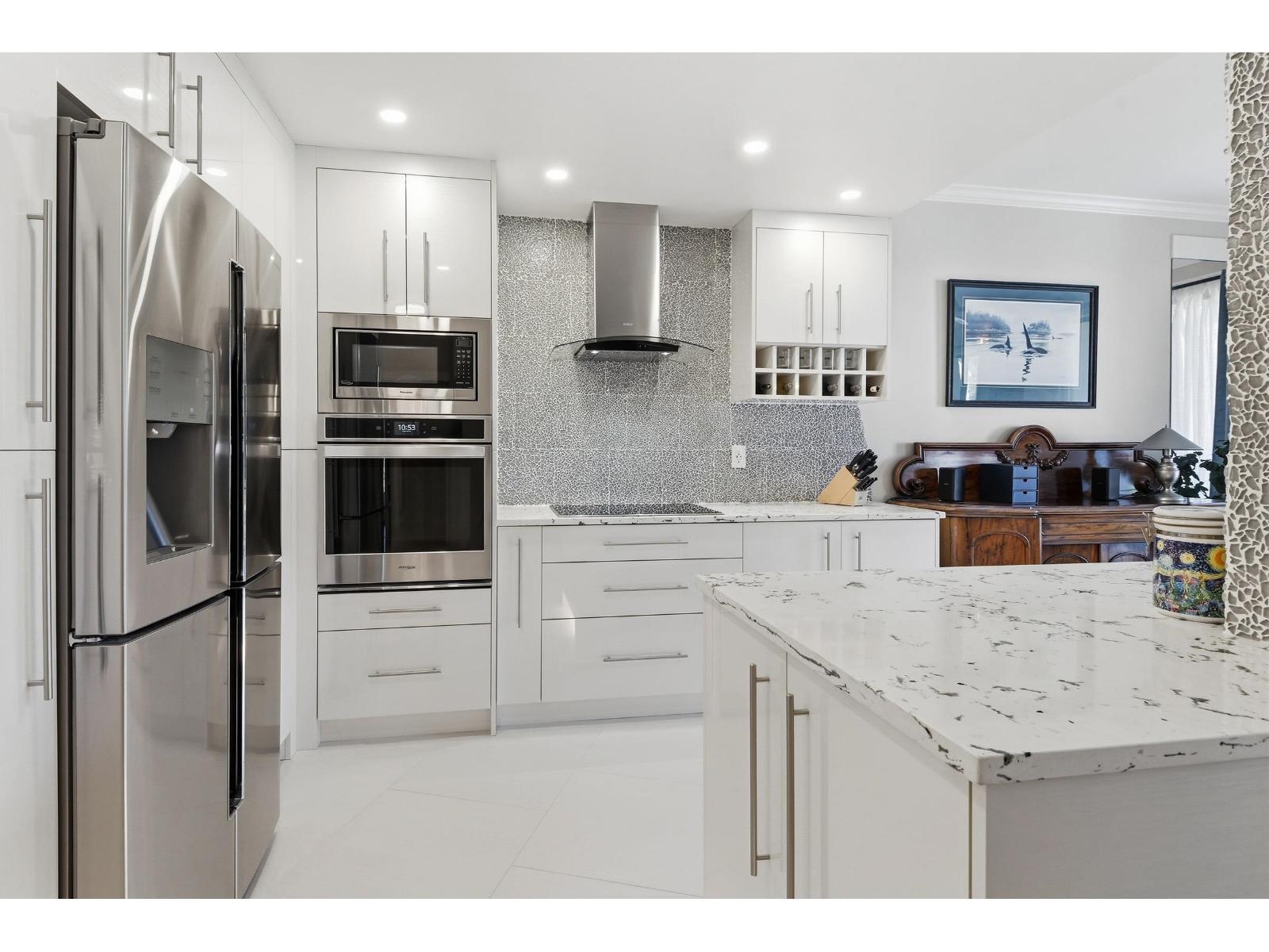 208 1765 Martin Drive, Surrey, British Columbia  V4A 9T6 - Photo 3 - R3142798