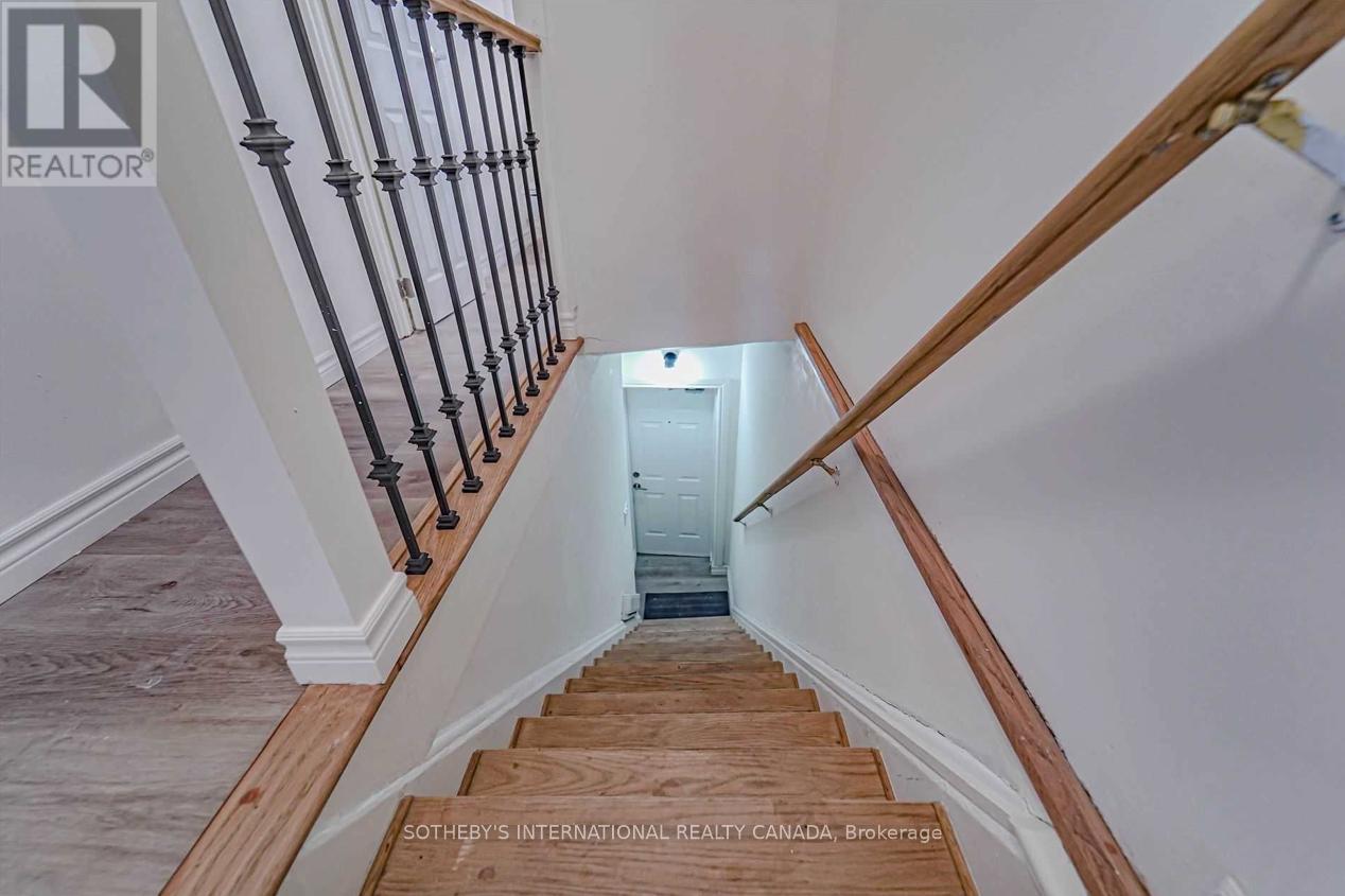 Upper - 843 Danforth Avenue, Toronto, Ontario  M4J 1L2 - Photo 11 - E13009076