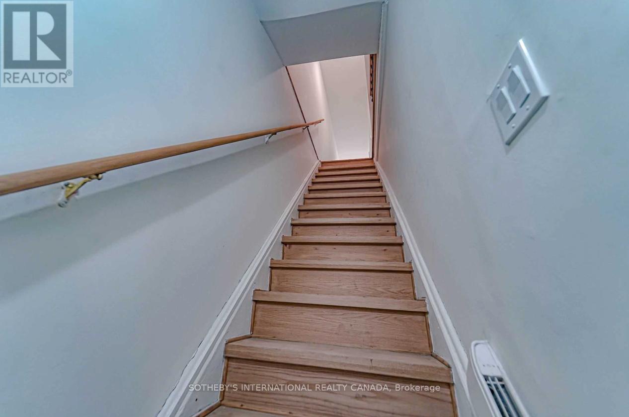 Upper - 843 Danforth Avenue, Toronto, Ontario  M4J 1L2 - Photo 10 - E13009076