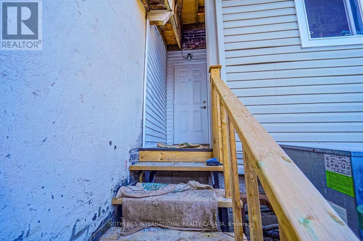 Upper - 843 Danforth Avenue, Toronto, Ontario  M4J 1L2 - Photo 22 - E13009076