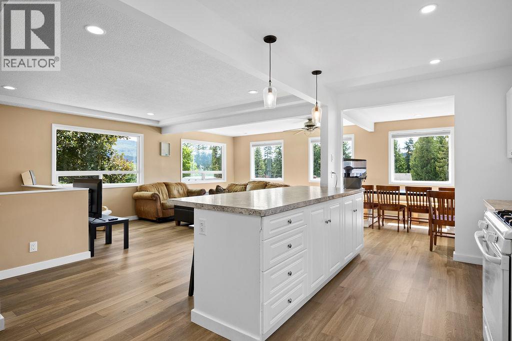 1731 36th Street, Salmon Arm, British Columbia  V1E 2Z2 - Photo 3 - 10393744