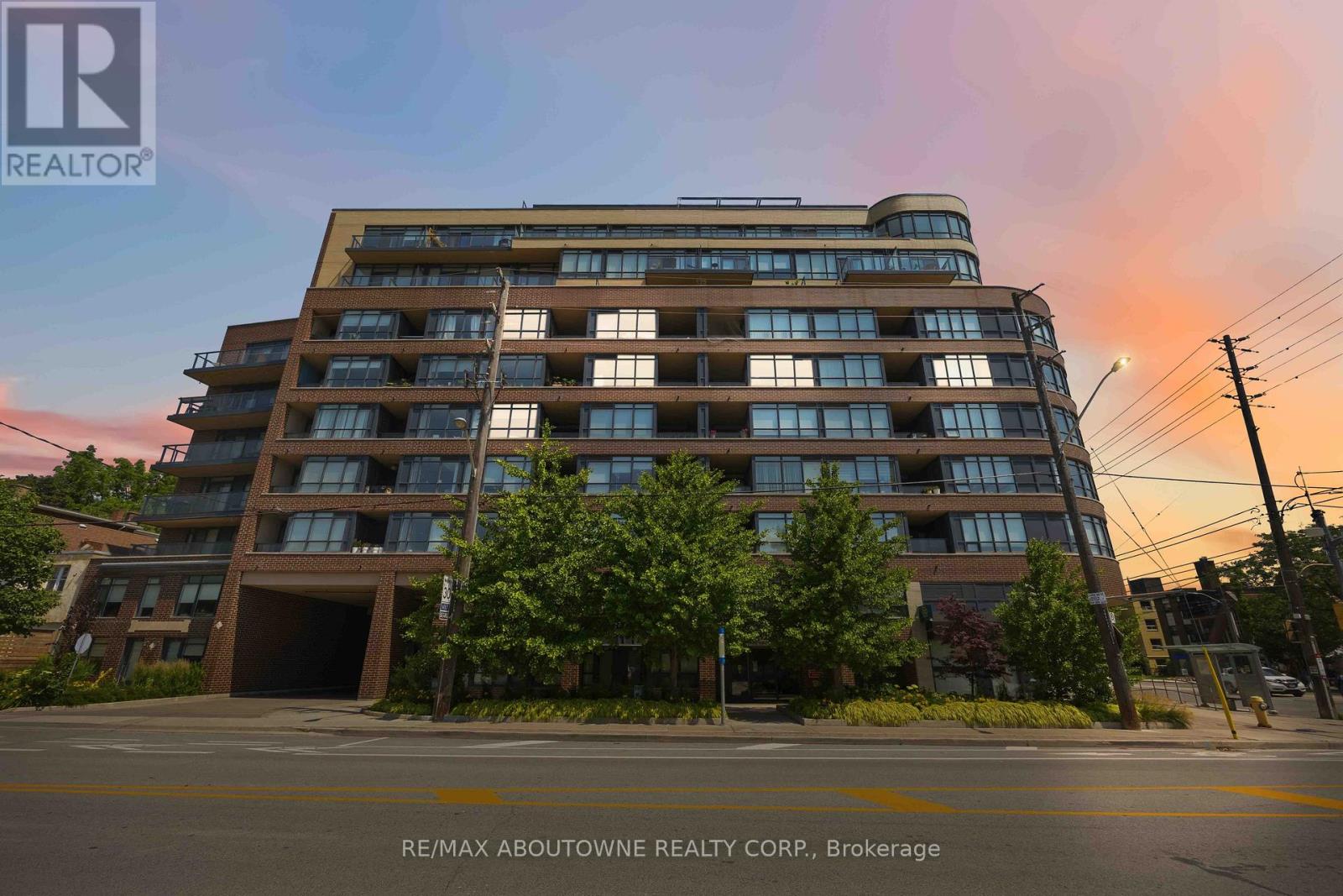<div class="slider-price">$674,900</div><p>904 - 11 Superior Avenue, Toronto, Ontario</p>
