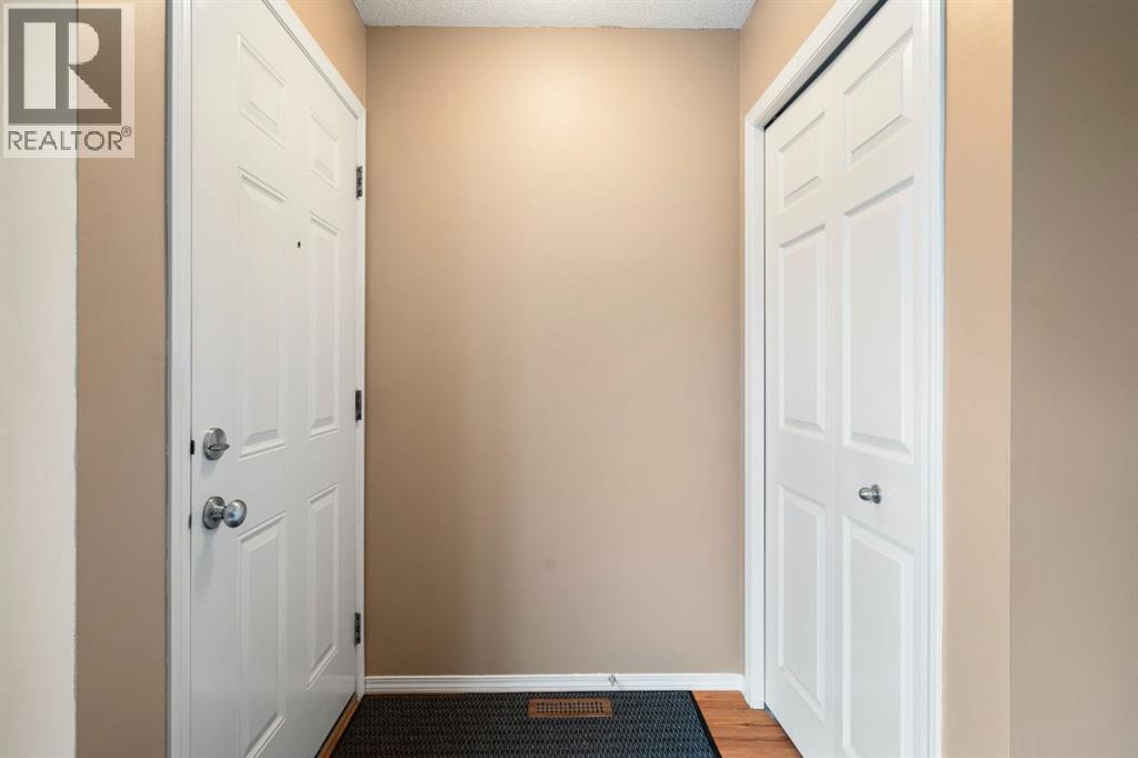 361 Elgin Gardens SE, Calgary, Alberta  T2Z 4T5 - Photo 4 - A2326404