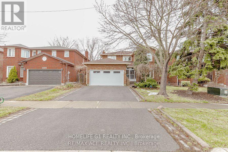 1319 Greenwood Crescent, Oakville, Ontario  L6J 6V7 - Photo 2 - W13529710