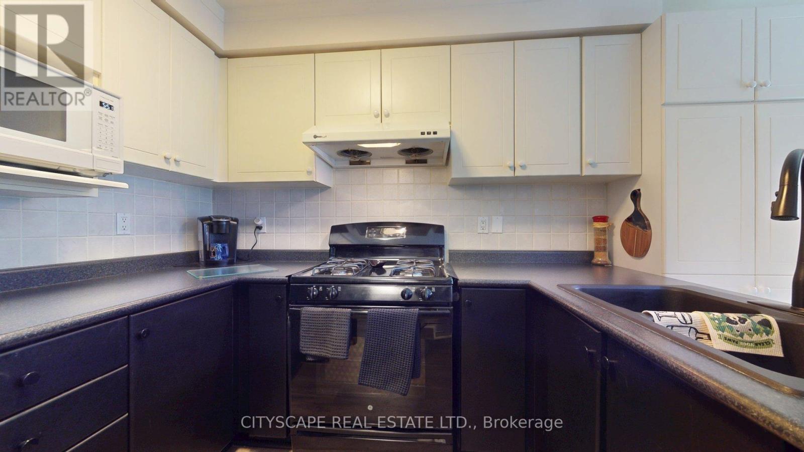 22 Windom Road, Toronto, Ontario  M3C 3Z4 - Photo 5 - C13529882