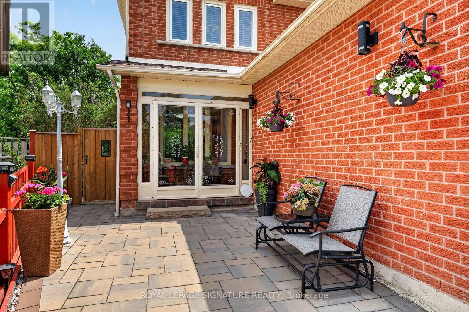 1642 Pepperwood Gate, Pickering, Ontario  L1X 2K1 - Photo 3 - E13529858