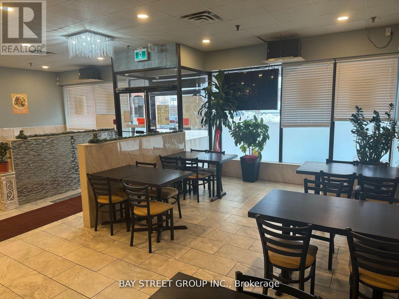 16 Kennedy Road S, Brampton (Queen Street Corridor), Ontario  L6W 3E1 - Photo 3 - W13529846