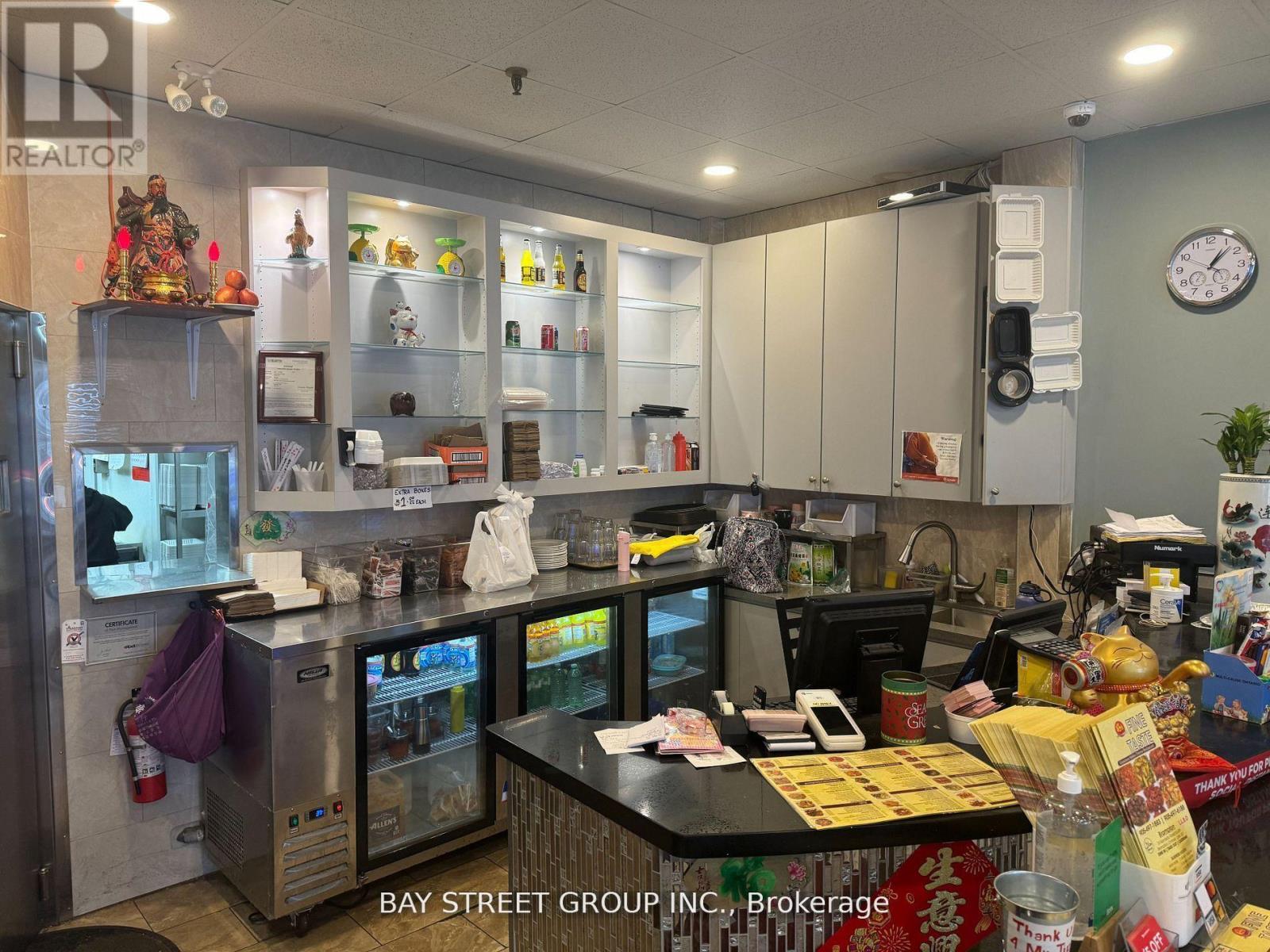 16 Kennedy Road S, Brampton (Queen Street Corridor), Ontario  L6W 3E1 - Photo 4 - W13529846