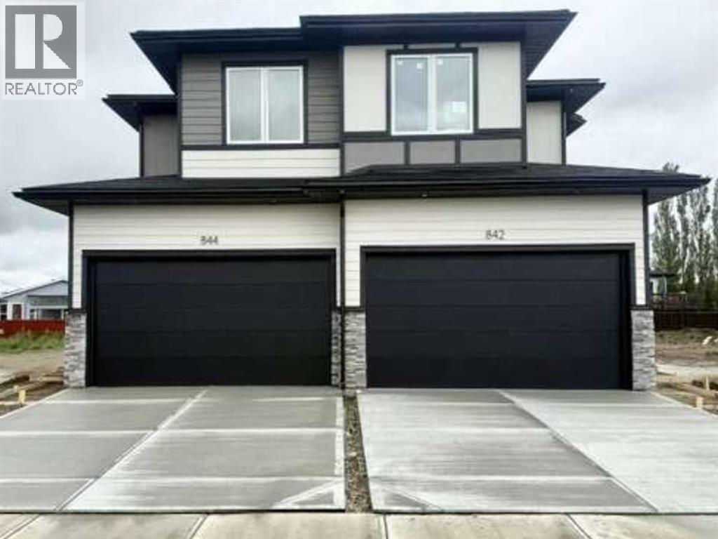 844 Beckner Street, Carstairs, Alberta  T0M 0N0 - Photo 1 - A2320737