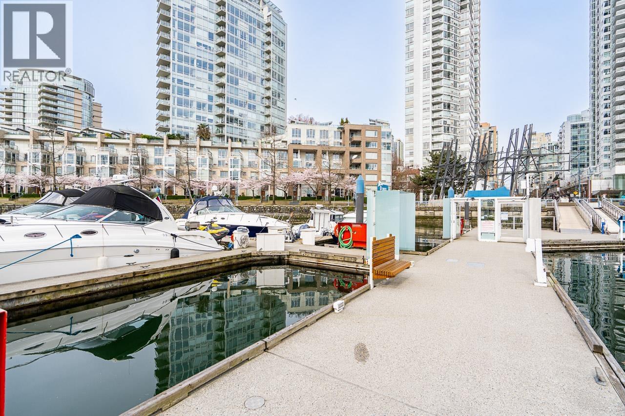 D7 1088 Marinaside Crescent, Vancouver, British Columbia  V6Z 3C4 - Photo 2 - R3143351