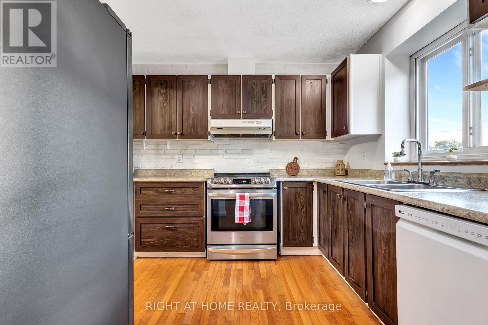 21 - 5 Hadley Circle, Ottawa, Ontario  K2H 6P1 - Photo 2 - X13530496