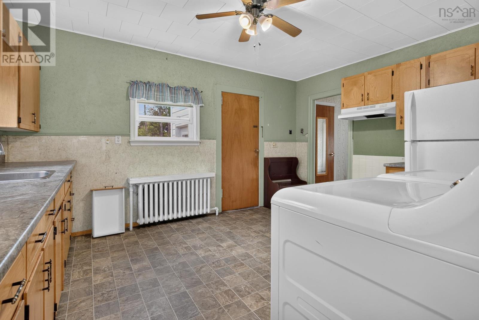 300 Lake Road, Glace Bay, Nova Scotia  B1A 2H1 - Photo 11 - 202616423