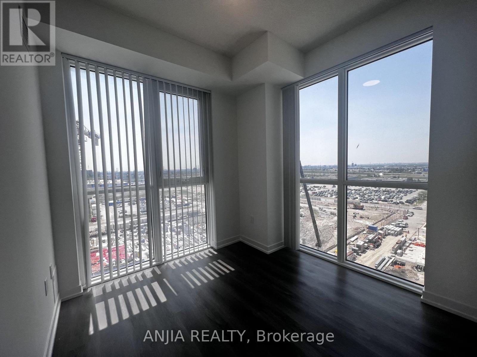1112 - 28 Interchange Way, Vaughan, Ontario L4K 5Z7 - Photo 2 - N13530604