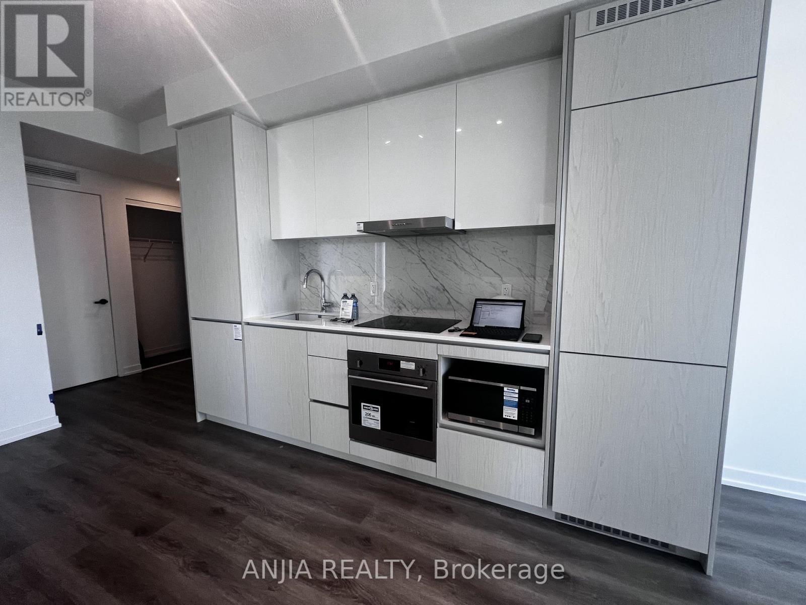 1112 - 28 Interchange Way, Vaughan, Ontario L4K 5Z7 - Photo 3 - N13530604