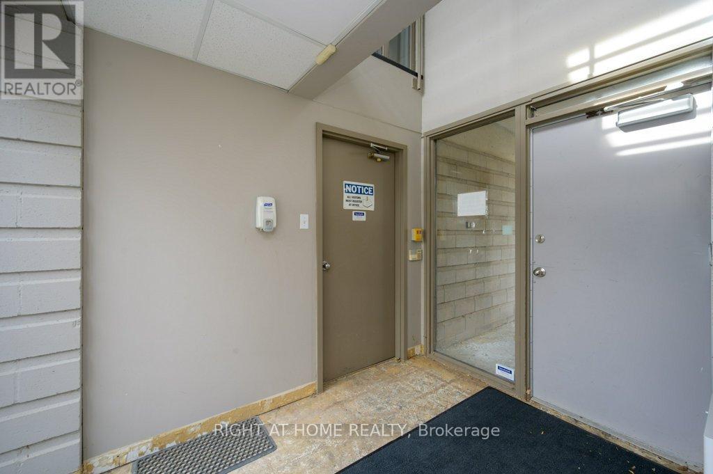 Ground Floor - 916 Gateway Drive, Burlington, Ontario L7L 5K7 - Photo 10 - W13530608
