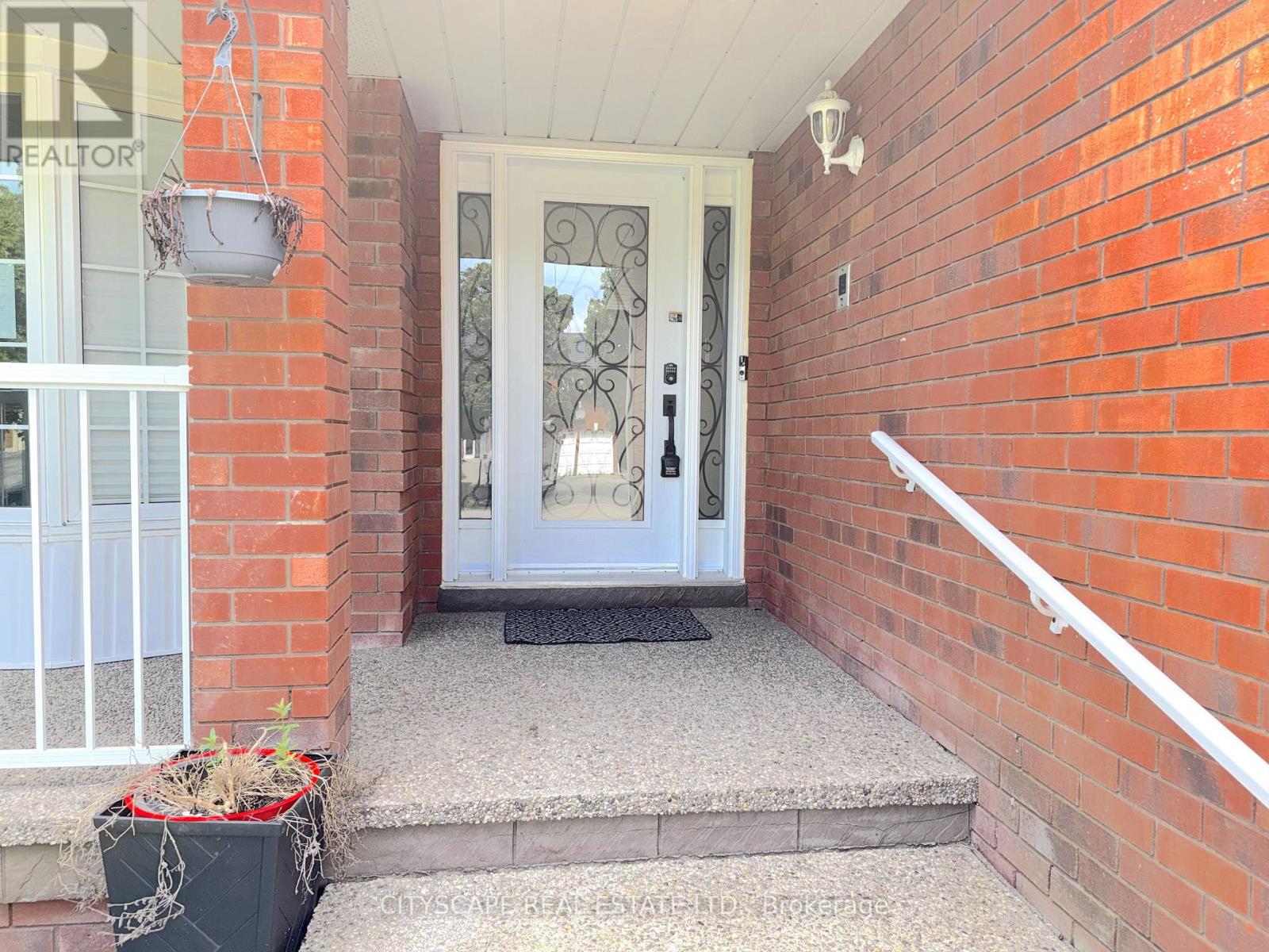 6 Diane Court, Brampton, Ontario  L6Y 3E3 - Photo 4 - W13530696