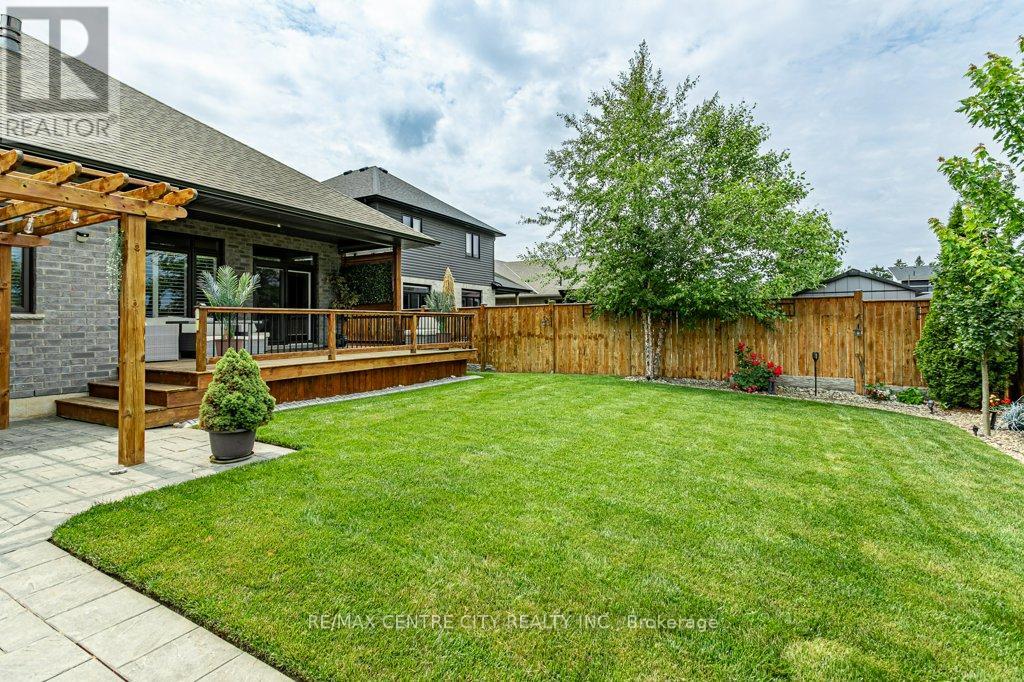 26 Elwood Street, Strathroy-Caradoc, Ontario  N7G 3H3 - Photo 38 - X13530876