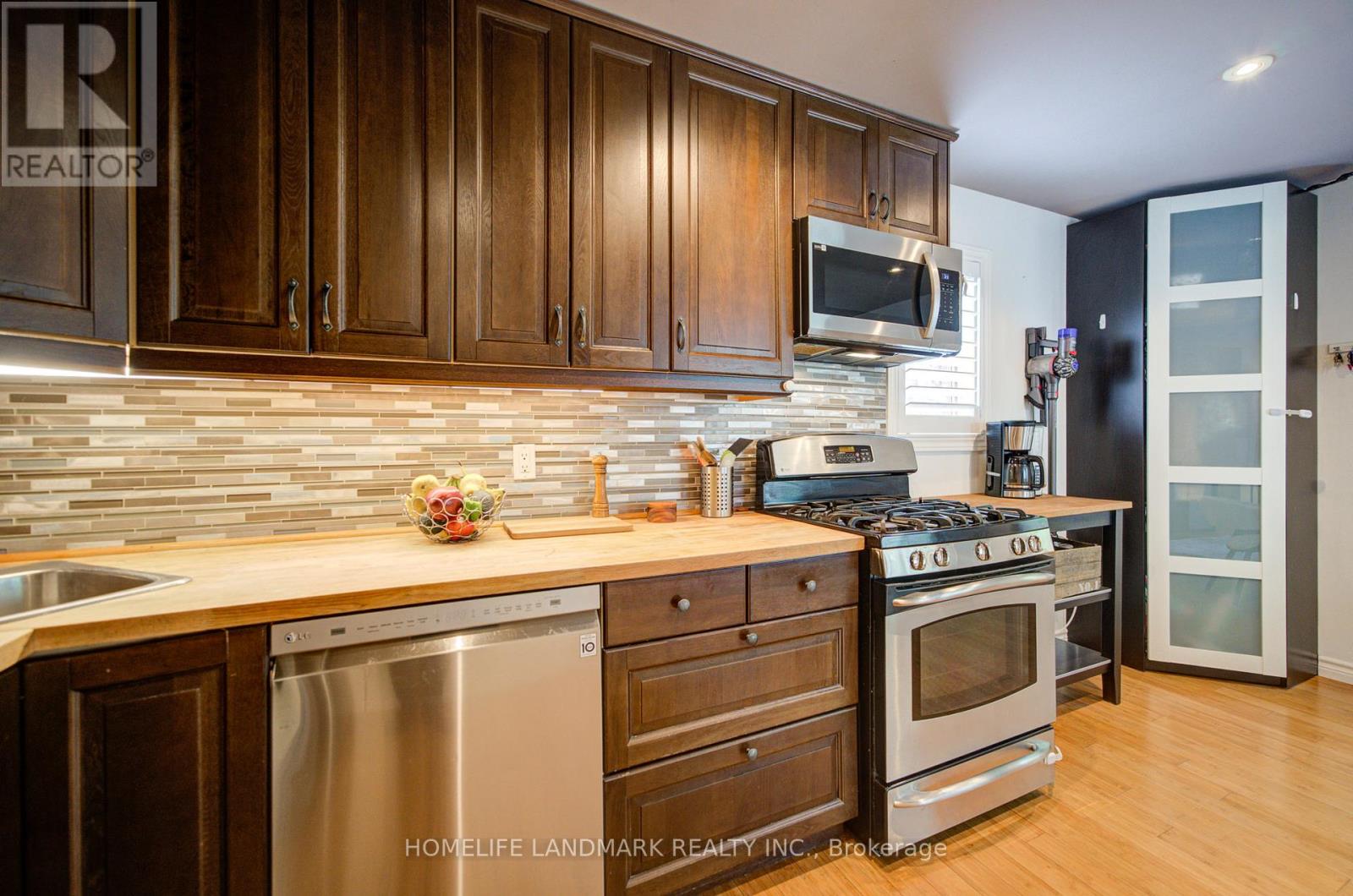 16 Warvet Crescent, Toronto, Ontario  M4B 1P3 - Photo 5 - E13530460