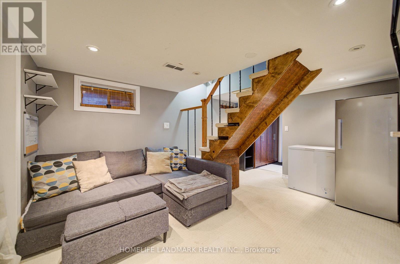 16 Warvet Crescent, Toronto, Ontario  M4B 1P3 - Photo 19 - E13530460
