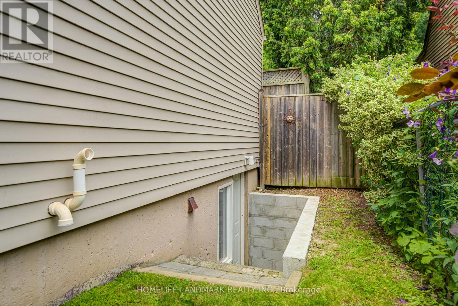 16 Warvet Crescent, Toronto, Ontario  M4B 1P3 - Photo 27 - E13530460