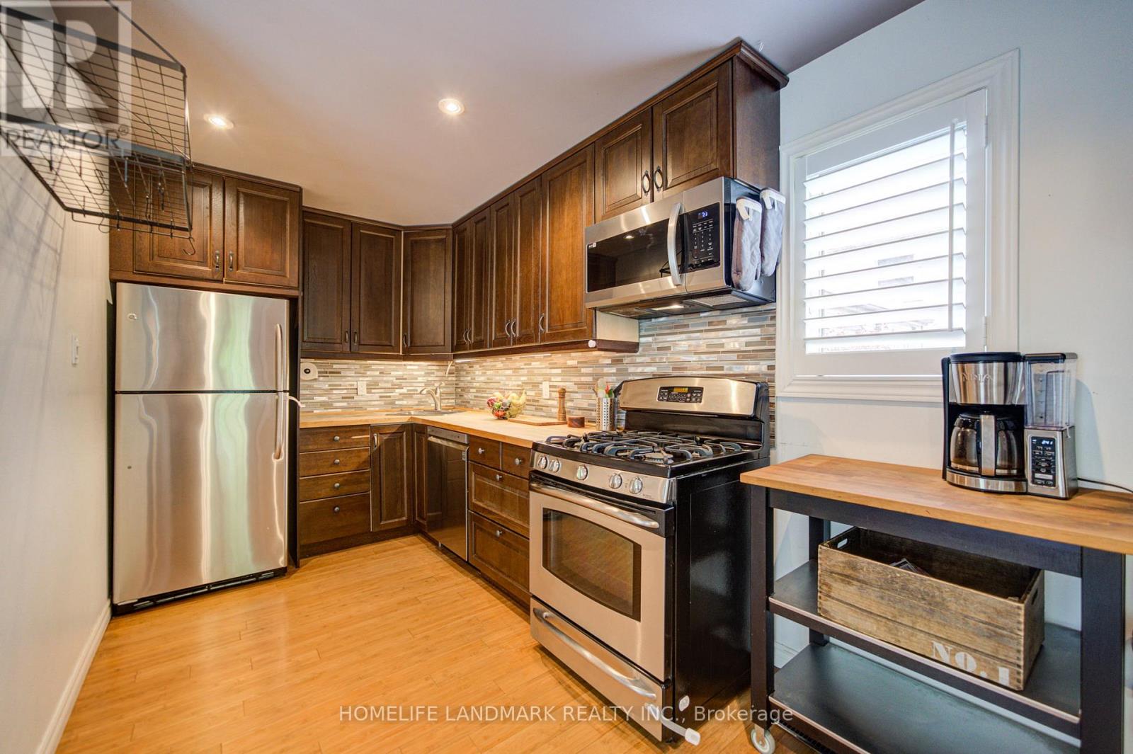 16 Warvet Crescent, Toronto, Ontario  M4B 1P3 - Photo 4 - E13530460