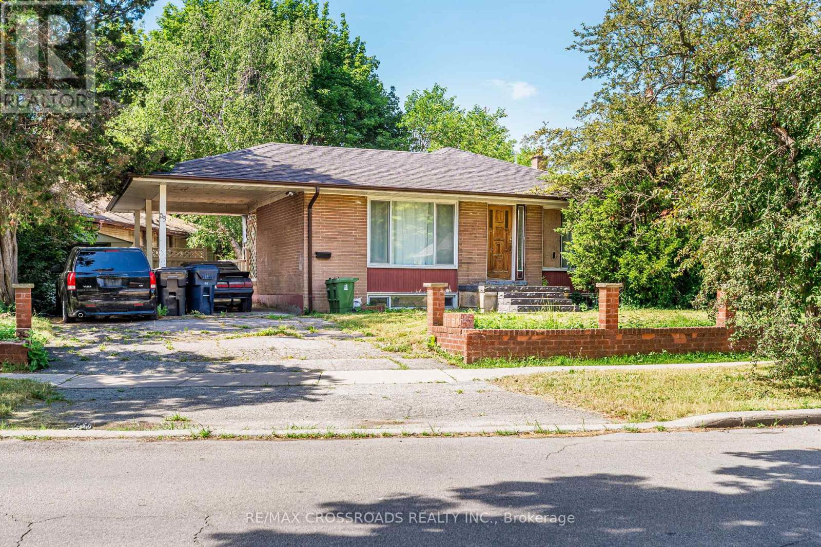 <div class="slider-price">$729,000</div><p>59 Stansbury Crescent, Toronto, Ontario</p>