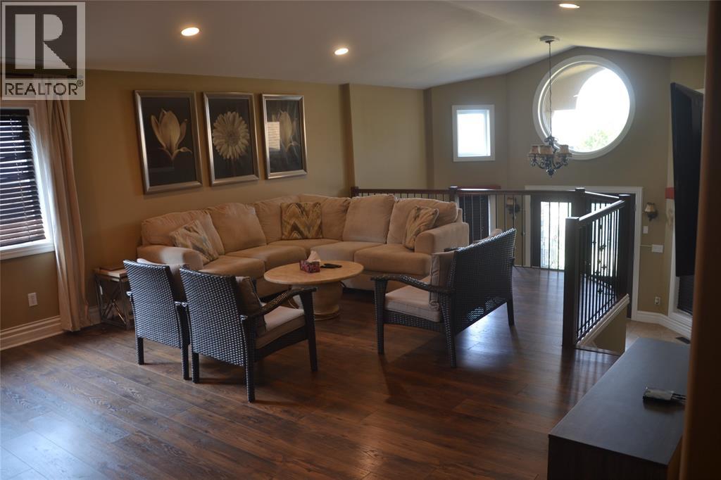 816 MANHATTAN DRIVE Sarnia Ontario Canada N7S0A4 3
