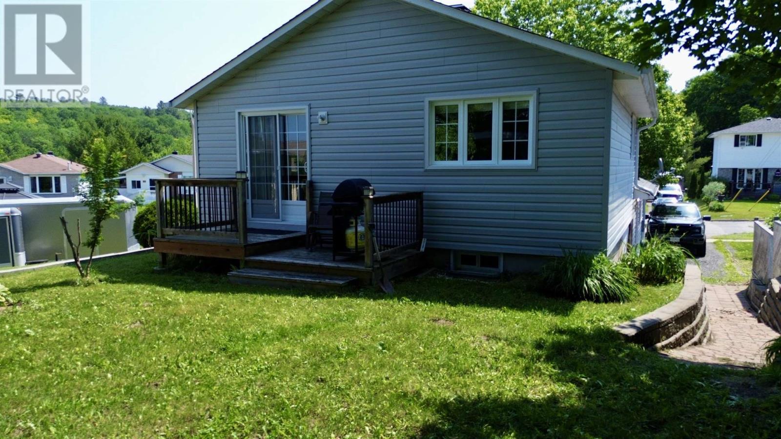 15 Colwill Dr, Elliot Lake, Ontario P5A 2Z6 - Photo 4 - SM261688