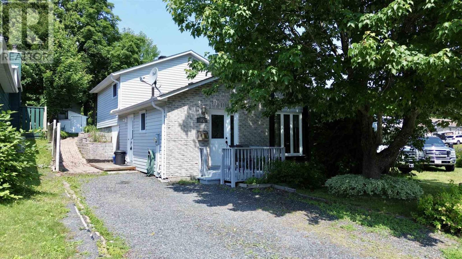 15 Colwill Dr, Elliot Lake, Ontario P5A 2Z6 - Photo 3 - SM261688