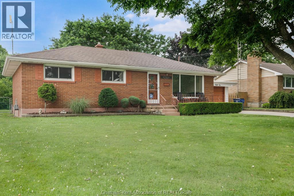 MLS# 26016222: 252 Tweedsmuir AVENUE East, Chatham, Canada