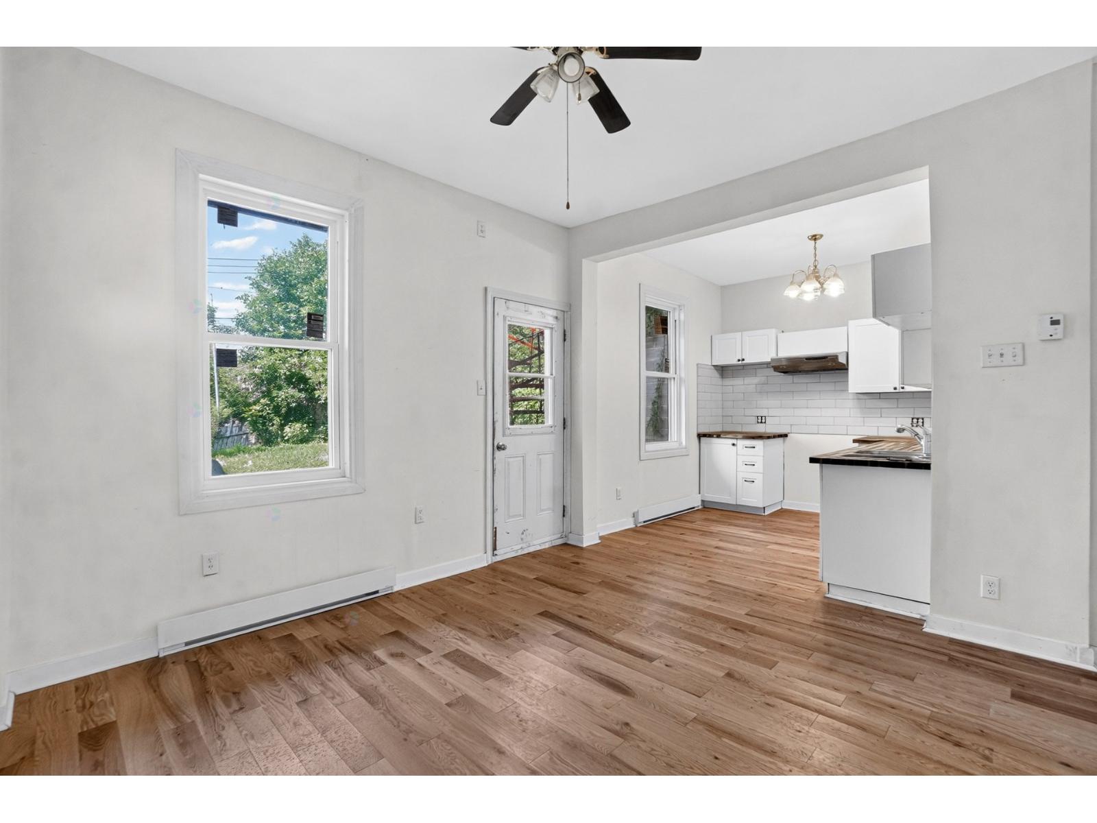 2819-2823 Rue Springland Montréal (Le Sud-Ouest) Quebec Canada H4E2H2 4