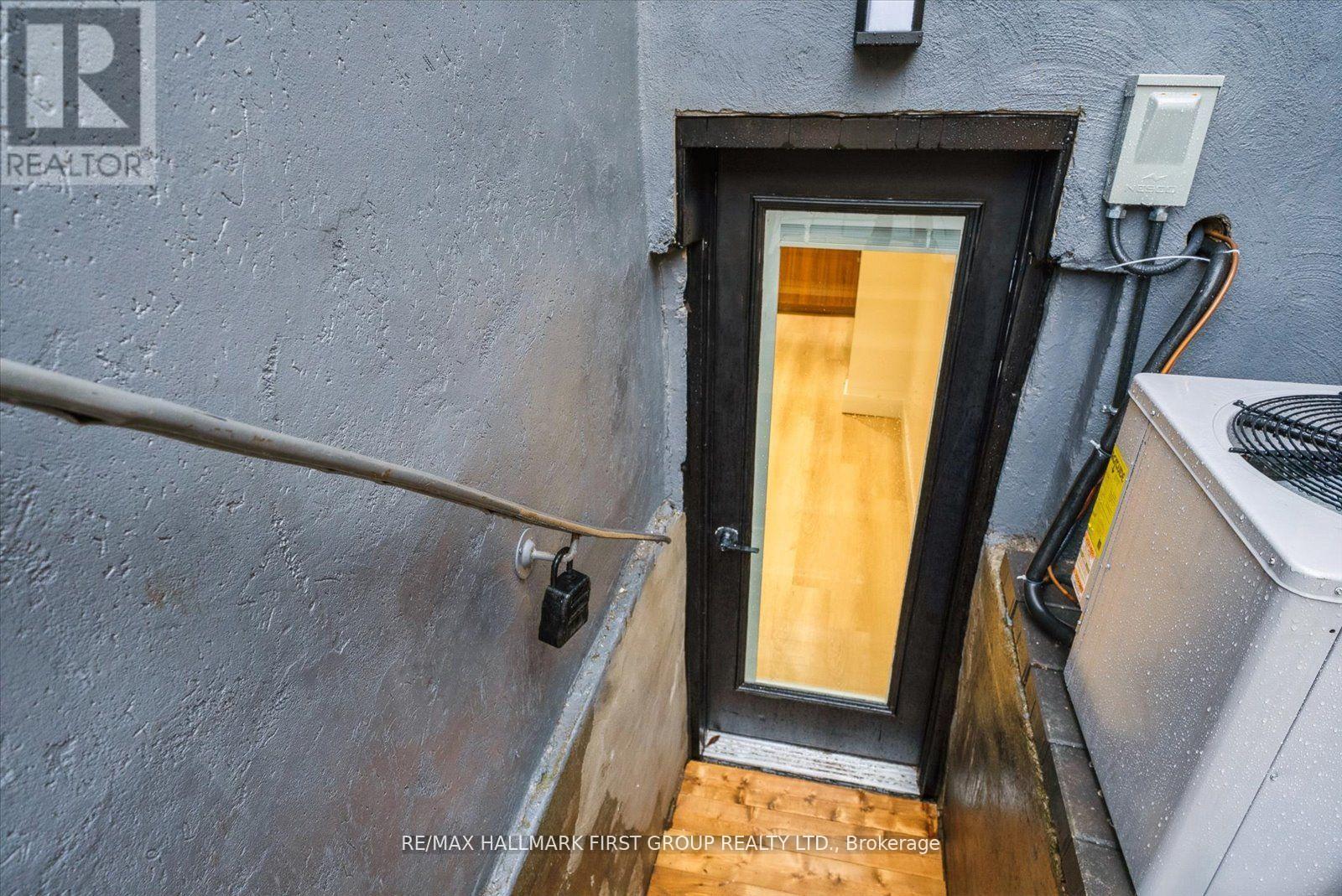 Lower - 285 Rhodes Avenue, Toronto, Ontario  M4L 3A4 - Photo 3 - E13531540
