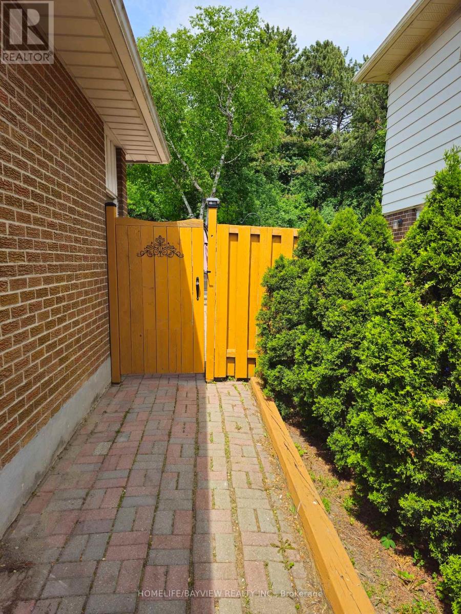 32 Blue Spruce Lane, Markham, Ontario  L3T 3W9 - Photo 2 - N13531638