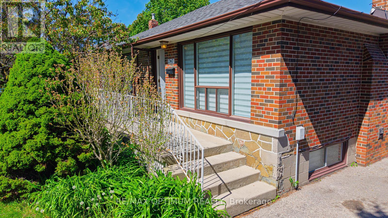 1747 Coram Crescent, Mississauga, Ontario  L4X 1L2 - Photo 3 - W13531280