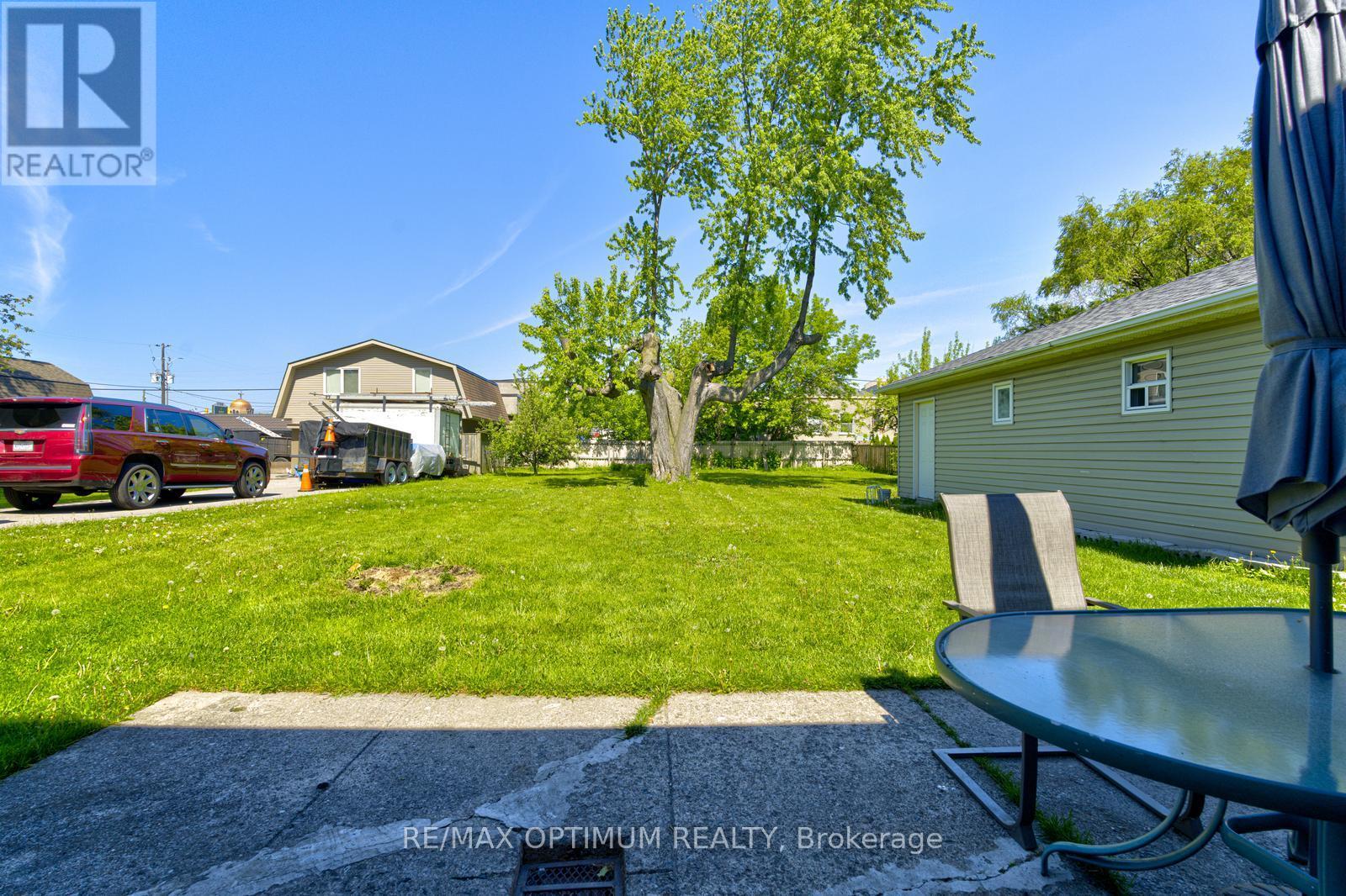 1747 Coram Crescent, Mississauga, Ontario  L4X 1L2 - Photo 37 - W13531280