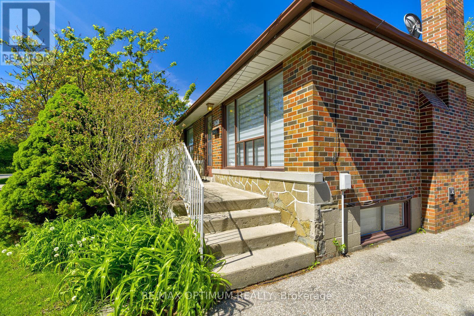 1747 Coram Crescent, Mississauga, Ontario  L4X 1L2 - Photo 4 - W13531280