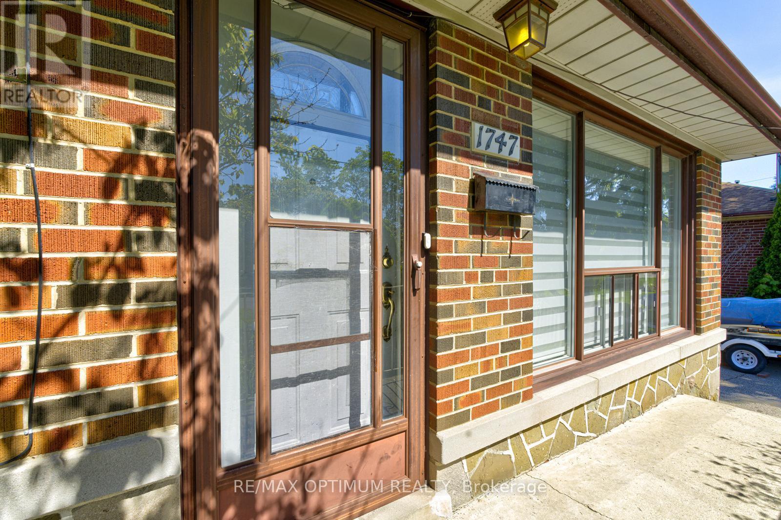 1747 Coram Crescent, Mississauga, Ontario  L4X 1L2 - Photo 5 - W13531280