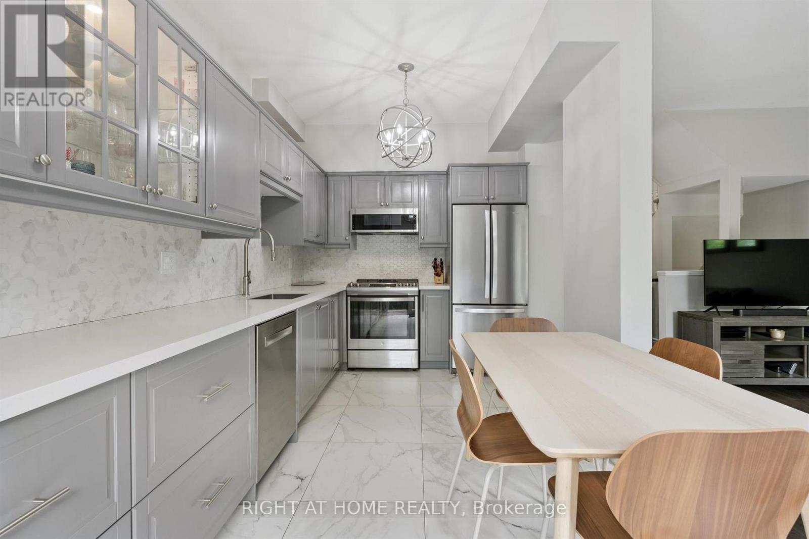 2371 Dalebrook Drive, Oakville, Ontario  L6H 6K4 - Photo 10 - W13531352