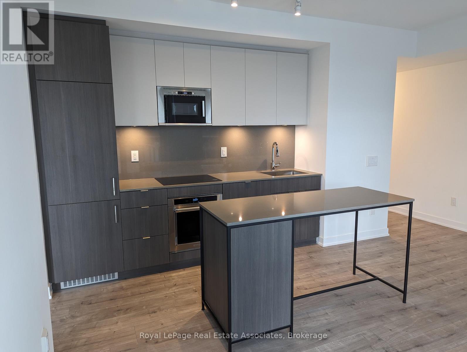 447 - 215 LAKESHORE ROAD W, Mississauga, Ontario